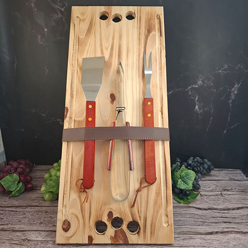 Set de asado - Tabla + 3 accesorios de parrilla / pinza + tenedor
